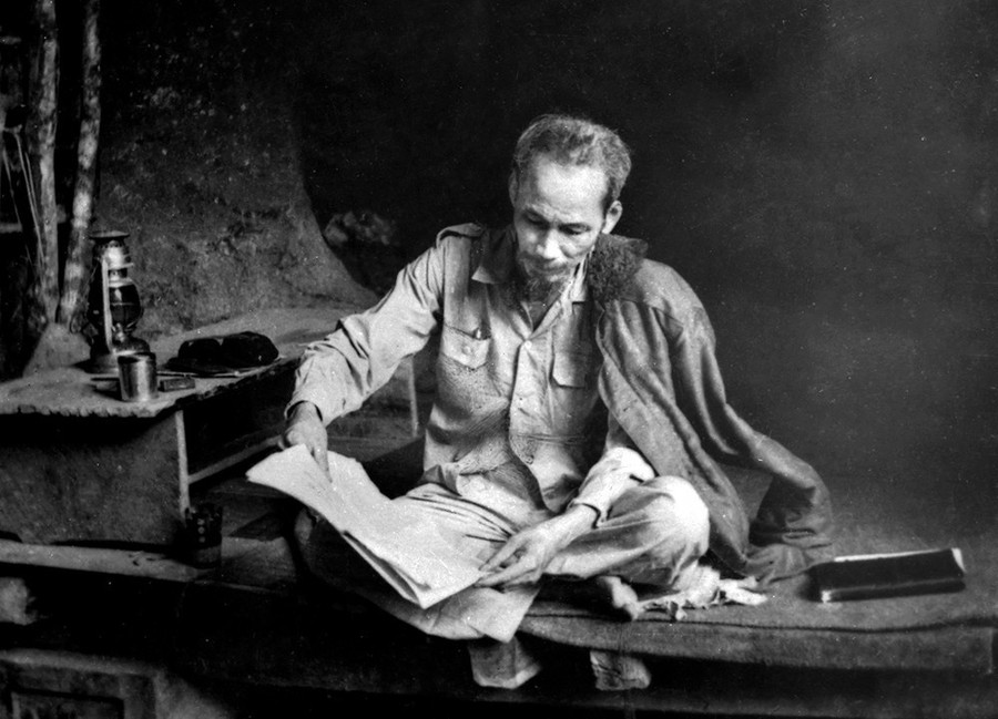 Bác Hồ đọc báo ở chiến khu Việt Bắc (1951). Ảnh: TƯ LIỆU Bác Hồ đọc báo ở chiến khu Việt Bắc (1951). Ảnh: TƯ LIỆU