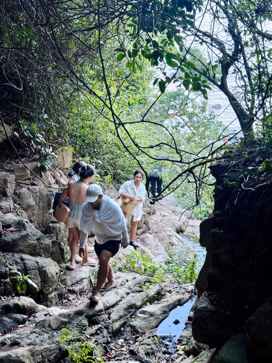 Để đến được Ghềnh Bàng, du khách phải vượt qua đoạn đường mòn xuyên rừng, đầy thử thách nhưng cũng đầy thú vị.