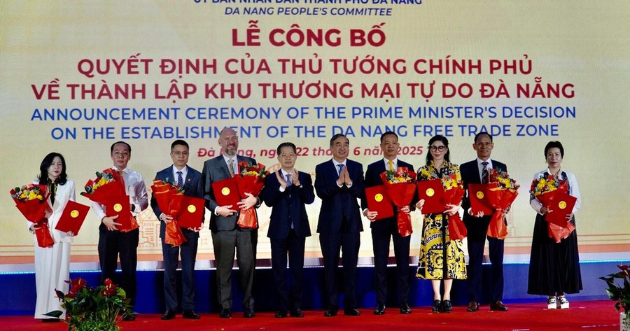 Trao Quyết định của Thủ tướng Chính phủ về thành lập Khu thương mại tự do Đà Nẵng. (Ảnh: Văn Dũng/TTXVN) 8-nha-dau-tu-chien-luoc-dau-tu-vao-khu-thuong-mai-tu-do-da-nang-la-ai-dd.jpg