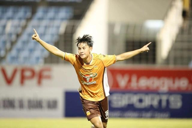 Gia Bảo ghi bàn ở V-League khi mới 16 tuổi. Ảnh: Đông Nghi Gia Bảo ghi bàn ở V-League khi mới 16 tuổi. Ảnh: Đông Nghi