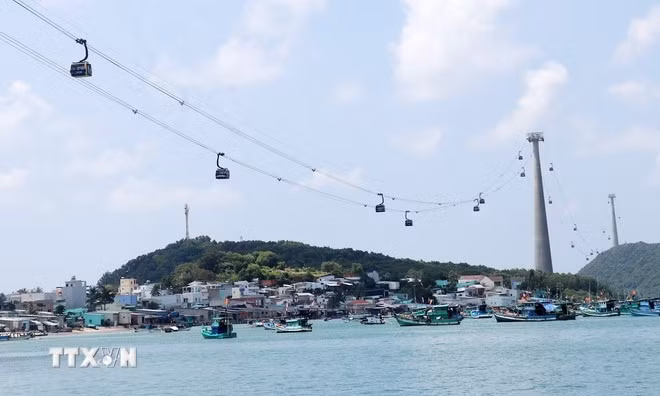 Cáp treo Hòn Thơm vượt biển dài nhất thế giới tại Nam đảo Phú Quốc (Kiên Giang), phục vụ khách du lịch khi đến đảo Ngọc. (Ảnh: Lê Huy Hải/TTXVN)