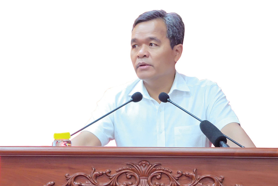 Ủy viên Ban Chấp hành Trung ương Đảng, Bí thư Tỉnh ủy, Chủ tịch HĐND tỉnh Hồ Văn Niên phát biểu chỉ đạo tại hội nghị. Ảnh: Bá Bính Ủy viên Ban Chấp hành Trung ương Đảng, Bí thư Tỉnh ủy, Chủ tịch HĐND tỉnh Hồ Văn Niên phát biểu chỉ đạo tại hội nghị. Ảnh: Bá Bính