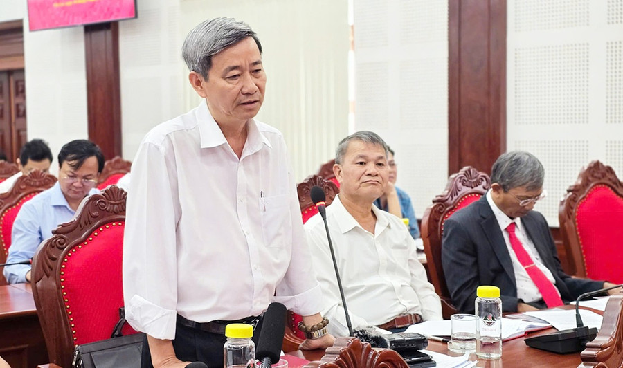 Bí thư Thị ủy Ayun Pa Trần Quốc Khánh thông tin xoay quanh vụ việc đốn hạ cây xanh tại khuôn viên trụ sở UBND phường Cheo Reo. Ảnh: Bá Bính Bí thư Thị ủy Ayun Pa Trần Quốc Khánh thông tin xoay quanh vụ việc đốn hạ cây xanh tại khuôn viên trụ sở UBND phường Cheo Reo. Ảnh: Bá Bính