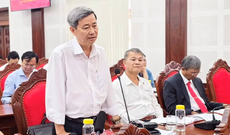 Bí thư Thị ủy Ayun Pa Trần Quốc Khánh thông tin xoay quanh vụ việc đốn hạ cây xanh tại khuôn viên trụ sở UBND phường Cheo Reo. Ảnh: Bá Bính