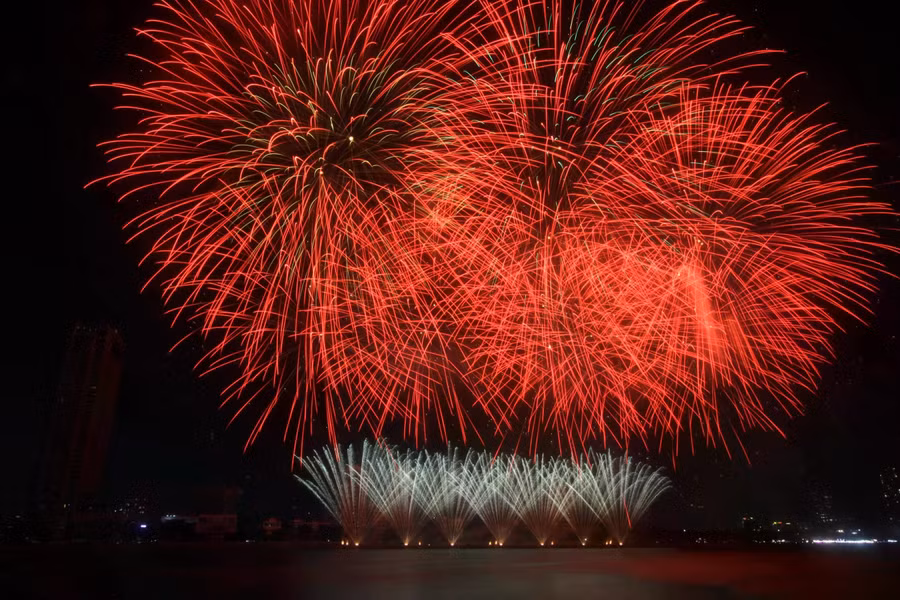 Thời tiết thuận lợi, gió mạnh giúp xua tan khói trong phần thi, khán giả thưởng thức trọn vẹn. ẢNH: NGUYỄN TÚ