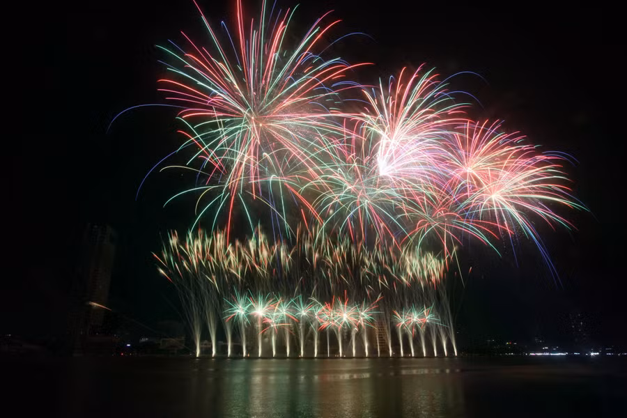 Sự phối hợp màu sắc hài hòa, ăn khớp chính xác với nhịp điệu âm nhạc làm màn trình diễn của đội pháo hoa Bồ Đào Nha thăng hoa. ẢNH: NGUYỄN TÚ