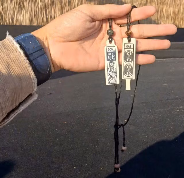 Những thẻ bài chòi được anh Lê Văn Nhật tạo ra từ gốm. Ảnh: Mạnh Cường