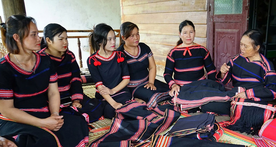 Những sản phẩm dệt thổ cẩm của các nghệ nhân Jrai xã Ia Piar được nhiều khách hàng trong, ngoài huyện ưa chuộng. Ảnh: Yến Thu 11-7726.jpg