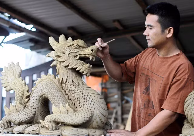 Những tác phẩm đặc sắc được các nghệ nhân trẻ ở làng gốm Thanh Hà tạo ra. Ảnh: Mạnh Cường