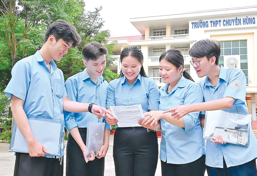 Sĩ tử Gia Lai hoàn thành ngày thi tốt nghiệp THPT đầu tiên. Ảnh: Đ.T 3them.jpg