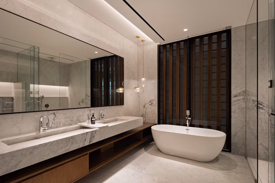 Phòng tắm với bồn tắm rời theo sở thích của gia chủ.