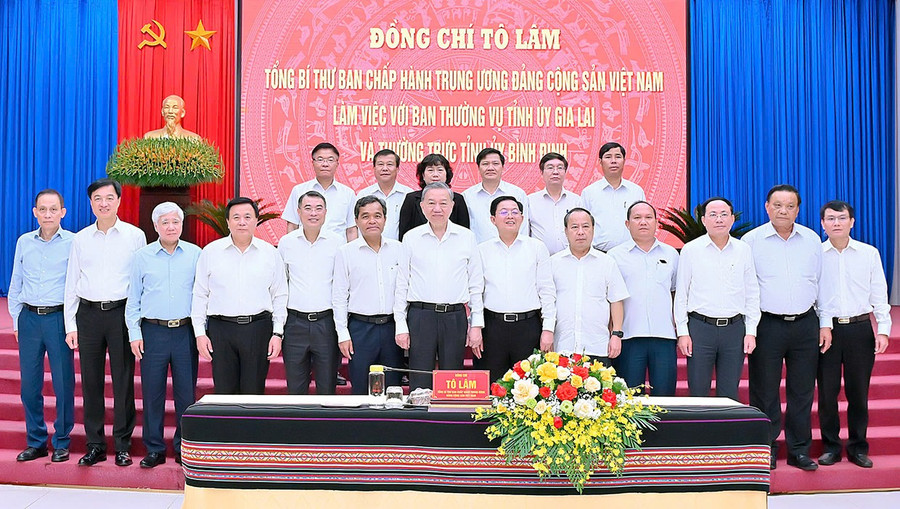 Tổng Bí thư Tô Lâm (hàng trước, thứ 7 từ trái sang) và lãnh đạo các ban, ngành Trung ương chụp ảnh lưu niệm cùng Ban Thường vụ Tỉnh ủy Gia Lai và Thường trực Tỉnh ủy Bình Định tại buổi làm việc sáng 2-6-2025. Ảnh: Đ.T 1a.jpg
