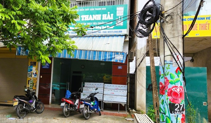 Tuy nhiên, ngay cạnh số nhà 149 là số 151 lại có biển ghi rất rõ tên Công ty CP chế biến thủy sản Thanh Hóa, có in trên các bao bì của những chai nước mắm bị vứt bỏ ở Quảng Nam. Ảnh: Tuấn Minh Tuy nhiên, ngay cạnh số nhà 149 là số 151 lại có biển ghi rất rõ tên Công ty CP chế biến thủy sản Thanh Hóa, có in trên các bao bì của những chai nước mắm bị vứt bỏ ở Quảng Nam. Ảnh: Tuấn Minh