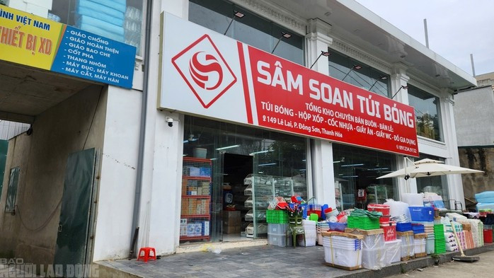Trụ sở công ty nước mắm in trên bao bì của những nước mắm vứt bỏ ở Quảng Nam hiện là một cửa hàng bán đồ nhựa, không có hoạt động buôn bán, giới thiệu nước mắm tại đây. Ảnh: Tuấn Minh Trụ sở công ty nước mắm in trên bao bì của những nước mắm vứt bỏ ở Quảng Nam hiện là một cửa hàng bán đồ nhựa, không có hoạt động buôn bán, giới thiệu nước mắm tại đây. Ảnh: Tuấn Minh