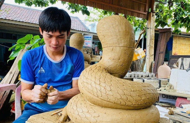 Anh Lê Văn Nhật tạo hình linh vật rắn. Ảnh: Mạnh Cường Anh Lê Văn Nhật tạo hình linh vật rắn. Ảnh: Mạnh Cường