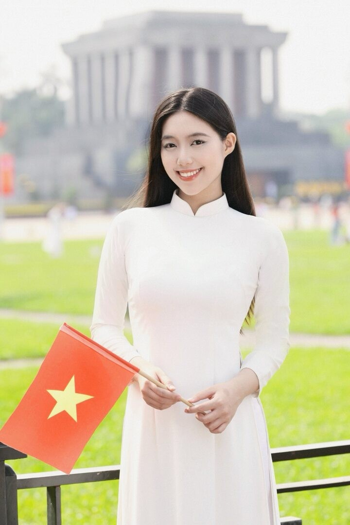 Châu Anh đang công tác tại Khoa Âm nhạc, Đại học Văn hóa Nghệ thuật Quân đội với quân hàm thiếu úy. 3s.jpg