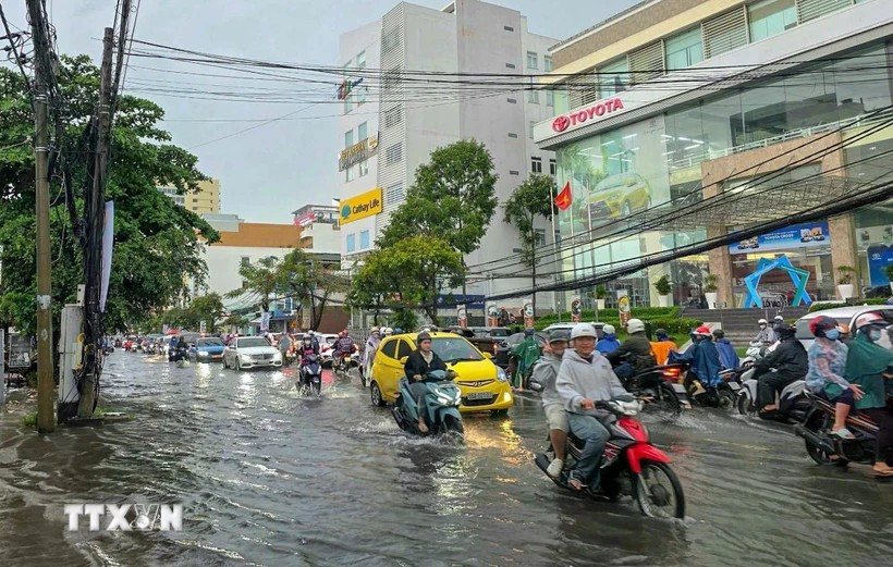 Mưa to gây ngập trên đường Cách Mạng Tháng Tám, quận Ninh Kiều, Cần Thơ. Ảnh: Thanh Liêm/TTXVN thoitiet.jpg