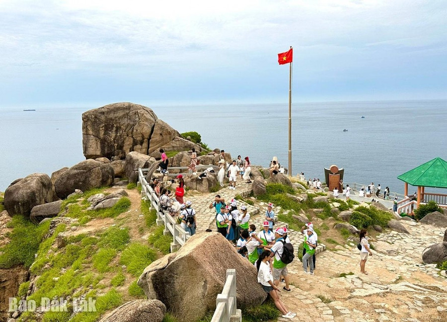 Mũi Điện (xã Hòa Tâm, thị xã Đông Hòa) – nơi đón ánh nắng đầu tiên của Việt Nam. 3phuyen.jpg