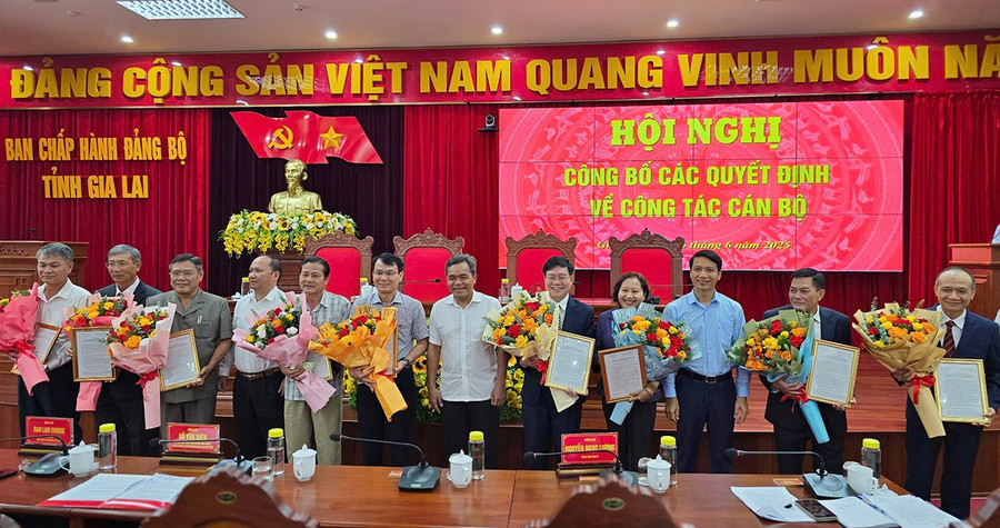 Các đồng chí lãnh đạo tỉnh trao quyết định và tặng hoa cho các cán bộ nghỉ hưu theo Nghị định số 178/2024/NĐ-CP. Ảnh: Bá Bính 3bg.jpg