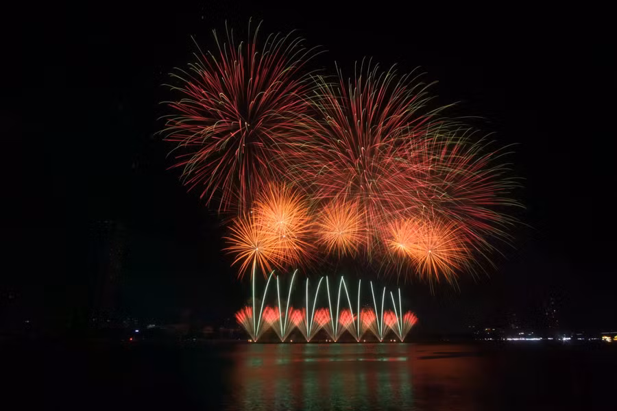 Tạo hình bằng ánh sáng ấn tượng trong màn trình diễn. ẢNH: NGUYỄN TÚ