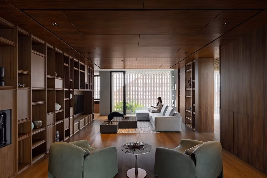 Tầng bốn là nơi tụ họp, tập luyện và làm việc, có ban công rộng nhìn ra phía trước, được bao bọc bởi cây xanh. Tại đây, mặt đứng bằng gạch thông gió kéo dài lên trần, tạo chiều sâu thị giác. Khu vực làm việc và phòng vệ sinh nhỏ được bố trí kín đáo phía sau.