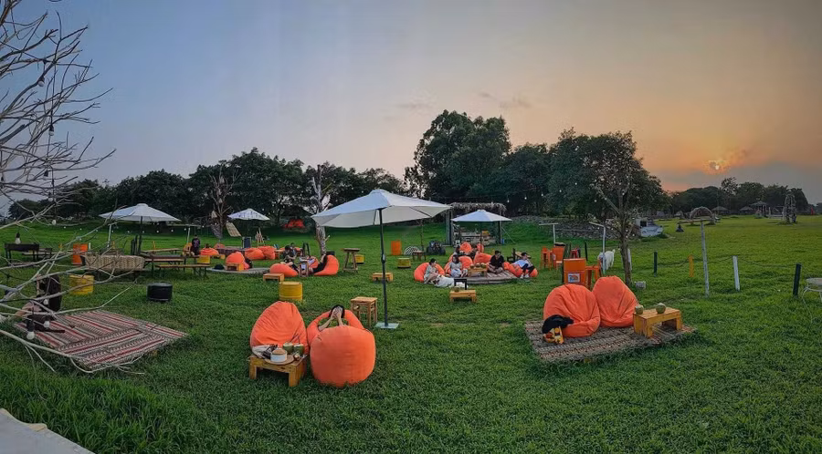 Không gian xanh mát, yên bình ở bãi đá sông Hồng.