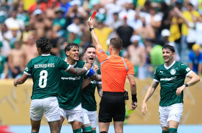Palmeiras chơi kém người trong vài phút cuối trận Palmeiras chơi kém người trong vài phút cuối trận