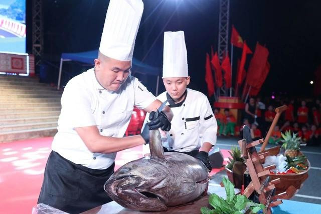 Đầu bếp Phú Yên trình diễn chế biến cá ngừ đại dương tại Đắk Lắk. ẢNH: TRUNG CHUYÊN Đầu bếp Phú Yên trình diễn chế biến cá ngừ đại dương tại Đắk Lắk. ẢNH: TRUNG CHUYÊN