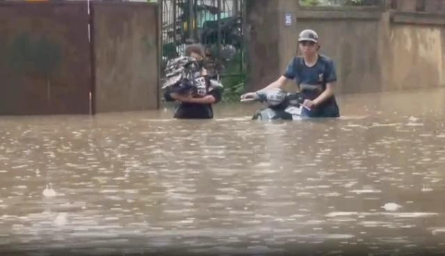 Nhiều hộ dân trong vùng ngập sâu phải sơ tán đến nơi an toàn. ẢNH: H.P Nhiều hộ dân trong vùng ngập sâu phải sơ tán đến nơi an toàn. ẢNH: H.P