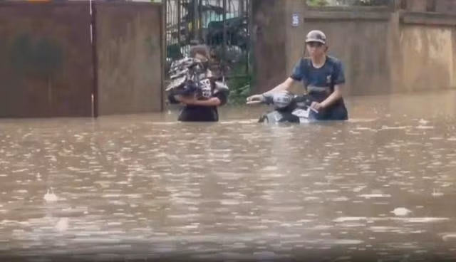 Nhiều hộ dân trong vùng ngập sâu phải sơ tán đến nơi an toàn. ẢNH: H.P