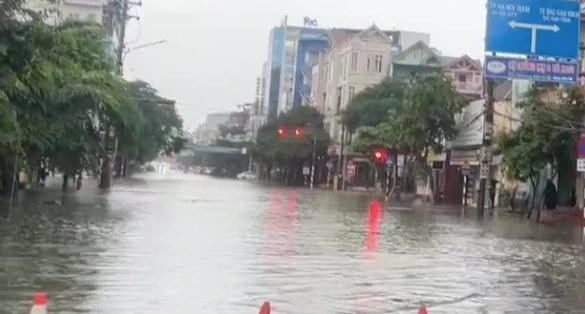Nhiều tuyến đường ở TP.Thái Nguyên ngập sâu, giao thông tê liệt sau đêm mưa lớn. ẢNH: H.P Nhiều tuyến đường ở TP.Thái Nguyên ngập sâu, giao thông tê liệt sau đêm mưa lớn. ẢNH: H.P