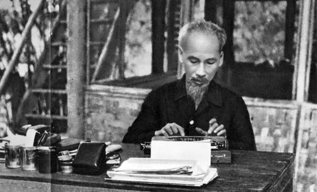 Bác Hồ làm việc bên chiếc máy đánh chữ. Ảnh: T.L nhabaodd.jpg