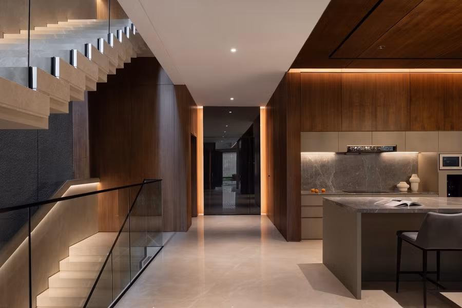 Hành lang rộng và dài đảm bảo sự thông thoáng cho ngôi nhà.