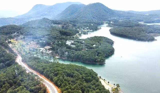 Khu du lịch hồ Tuyền Lâm nơi có nhiều khu nghỉ dưỡng chăm sóc sức khỏe. ẢNH: LÂM VIÊN