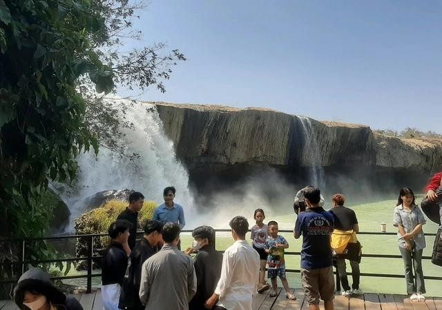 Thác Dray Nu, một trong những điểm du lịch hấp dẫn ở Đắk Lắk. ẢNH: TRUNG CHUYÊN Thác Dray Nu, một trong những điểm du lịch hấp dẫn ở Đắk Lắk. ẢNH: TRUNG CHUYÊN