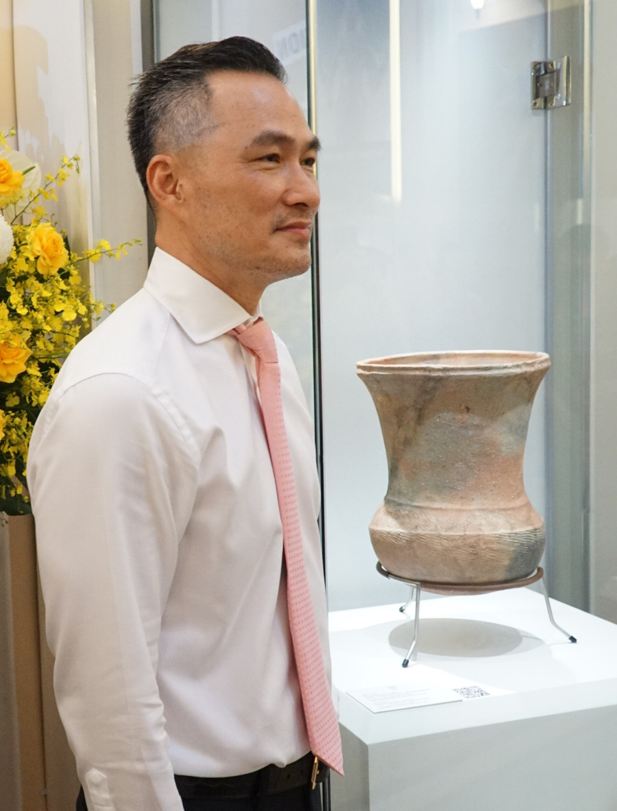 Diễn viên Chi Bảo đang giới thiệu chiếc chõ gốm của bảo tàng tư nhân Phạm Gia Chi Bảo. Đây là hiện vật được công nhận Bảo vật quốc gia năm 2024 Diễn viên Chi Bảo đang giới thiệu chiếc chõ gốm của bảo tàng tư nhân Phạm Gia Chi Bảo. Đây là hiện vật được công nhận Bảo vật quốc gia năm 2024