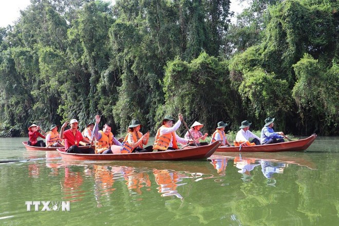 Du khách tham quan Khu Bảo tồn và Du lịch sinh thái Đồng Tháp Mười. (Ảnh: Minh Trí/TTXVN) Du khách tham quan Khu Bảo tồn và Du lịch sinh thái Đồng Tháp Mười. (Ảnh: Minh Trí/TTXVN)
