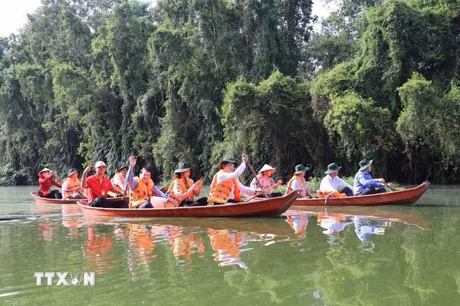 Du khách tham quan Khu Bảo tồn và Du lịch sinh thái Đồng Tháp Mười. (Ảnh: Minh Trí/TTXVN)