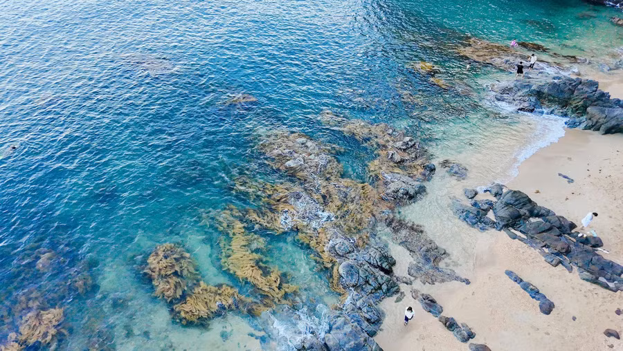 Cách trung tâm Đà Nẵng khoảng 20km, Ghềnh Bàng nằm ẩn mình trên bán đảo Sơn Trà, là điểm đến lý tưởng cho những ai yêu thích khám phá và trải nghiệm thiên nhiên nguyên sơ.