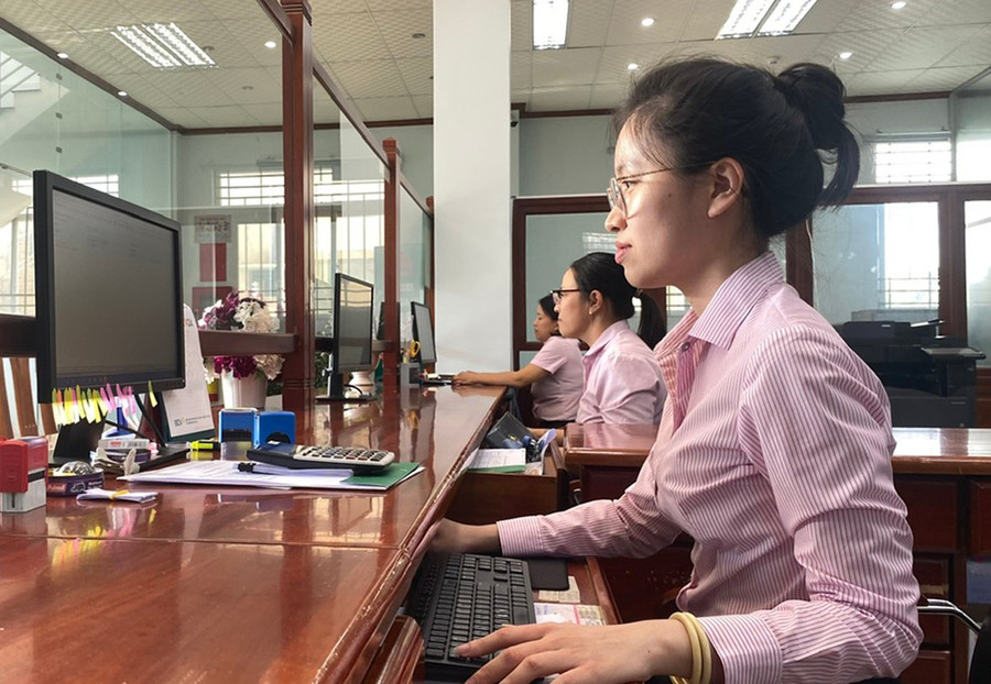 Chi nhánh Ngân hàng Chính sách xã hội tỉnh tập trung giải ngân, đáp ứng nhu cầu vốn cho sản xuất và đời sống của người dân. Ảnh: Sơn Ca 1nh.jpg