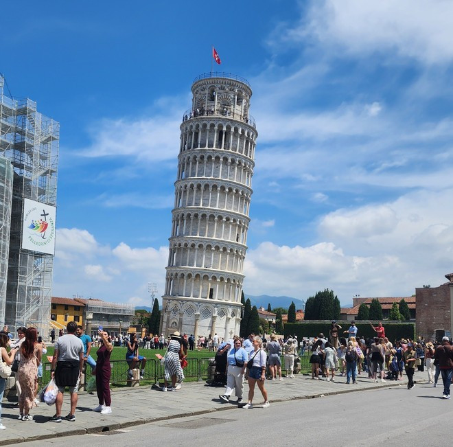 Tháp nghiêng Pisa luôn là điểm du lịch thu hút rất đông du khách nhiều nơi trên thế giới đến nước Italy. (Ảnh: Việt Hùng/Vietnam+) Tháp nghiêng Pisa luôn là điểm du lịch thu hút rất đông du khách nhiều nơi trên thế giới đến nước Italy. (Ảnh: Việt Hùng/Vietnam+)