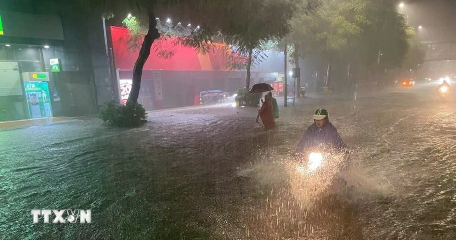 Nhiều đoạn đường ngập sâu do mưa lớn. Ảnh: An Đăng/TTXVN muadd.jpg
