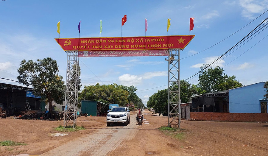 Đường vào xã Ia Piơr (huyện Chư Prông) đã bê tông hóa. Ảnh: N.D 3duong-vao-xa-ia-pior-huyen-chu-prong-da-be-tong-hoa.jpg