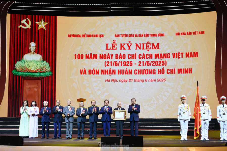 Tổng Bí thư Tô Lâm trao tặng Huân chương Hồ Chí Minh cho Báo chí Cách mạng Việt Nam. Ảnh: Như Ý. Tổng Bí thư Tô Lâm trao tặng Huân chương Hồ Chí Minh cho Báo chí Cách mạng Việt Nam. Ảnh: Như Ý.