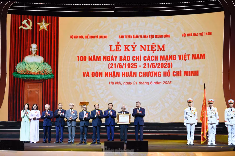 Tổng Bí thư Tô Lâm trao tặng Huân chương Hồ Chí Minh cho Báo chí Cách mạng Việt Nam. Ảnh: Như Ý.