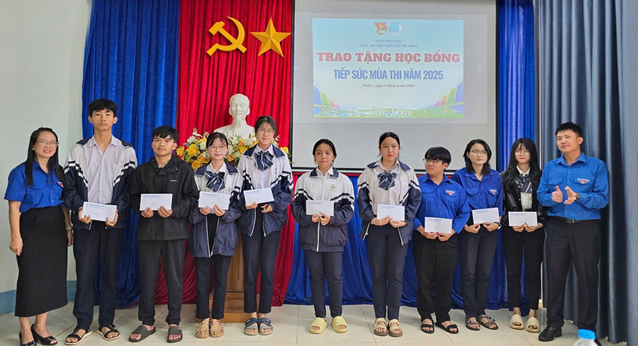 Thành Đoàn và Hội Liên hiệp thanh niên Việt Nam TP. Pleiku tặng học bổng “Tiếp sức mùa thi” cho học sinh trước kỳ thi tốt nghiệp THPT. Ảnh: M.N 2bg.jpg