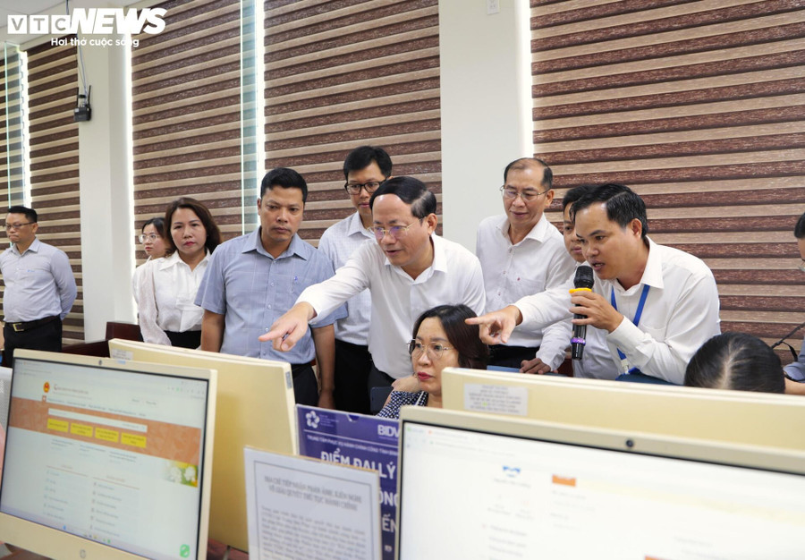 Ông Phạm Anh Tuấn chỉ đạo vận hành thử hệ thống chính quyền 2 cấp tại Bình Định hôm 20/6. 2a.jpg