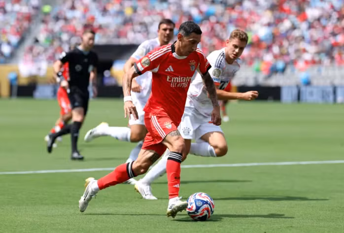 Benfica giành ngôi đầu bảng C.