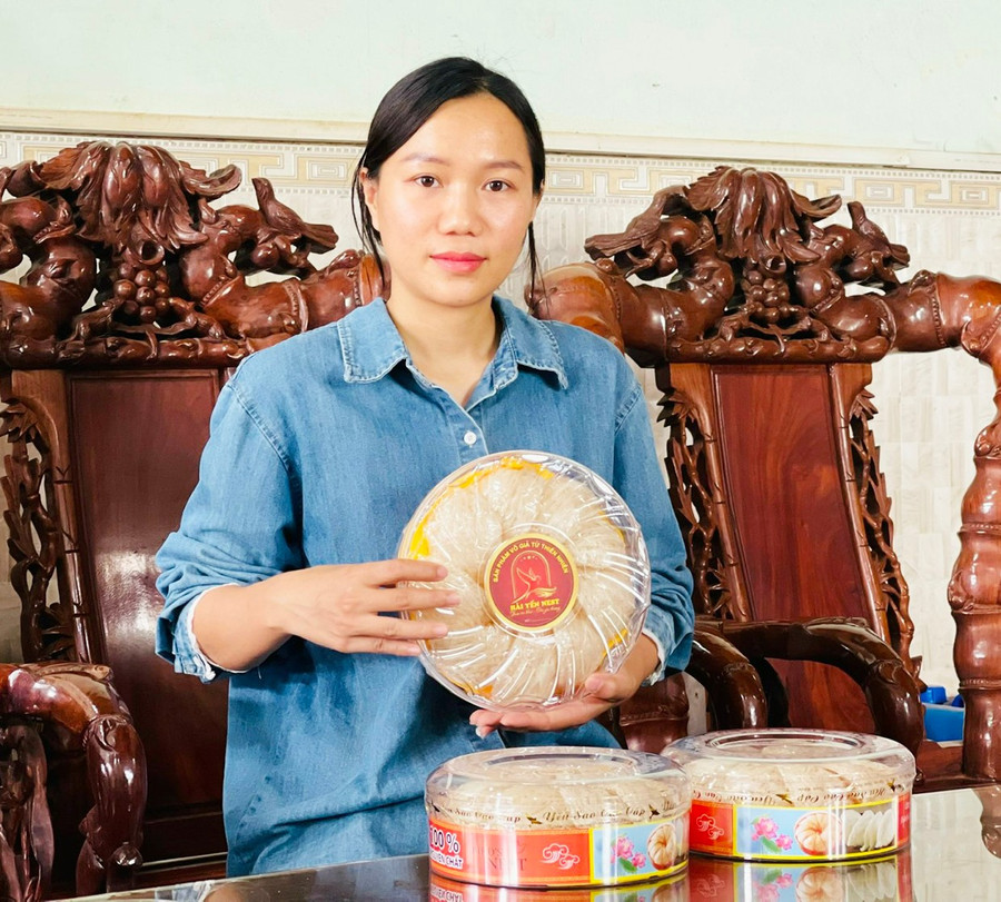 Sau khi xây dựng chứng nhận OCOP, chị Nguyễn Hải Yến (thôn Chư Bồ 1, xã Ia Kla) tự tin hơn khi giới thiệu sản phẩm của gia đình. Ảnh: H.T 1yen-sao.jpg