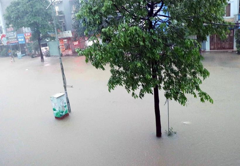 Các tuyến đường ở Thái Nguyên ngập sâu trong nước do cơn mưa kéo dài từ 19h ngày 20/6. (Ảnh: Trần Trang/TTXVN) 14-tinh.jpg